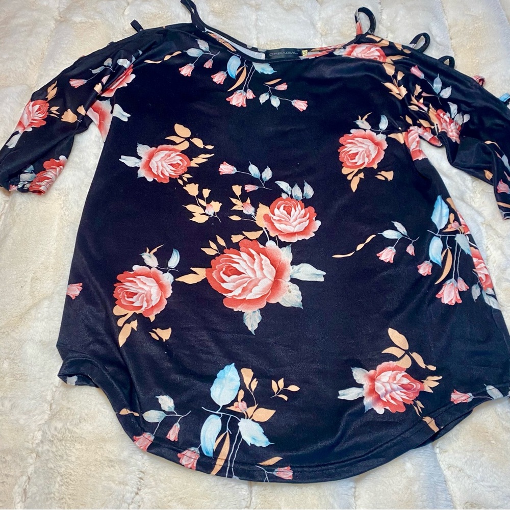 DREAGAL Black Too with Floral Pattern and Cut Out Sleeves Size M